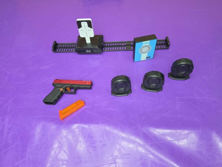 Sprzęt treningowy: pistolet Glock, magazynek i sensory laserowe