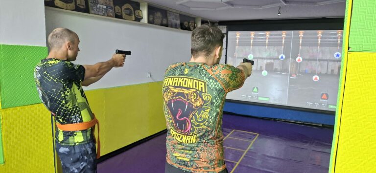 Strzelcy w rashguardach Anakonda Poznań podczas treningu z pistoletami