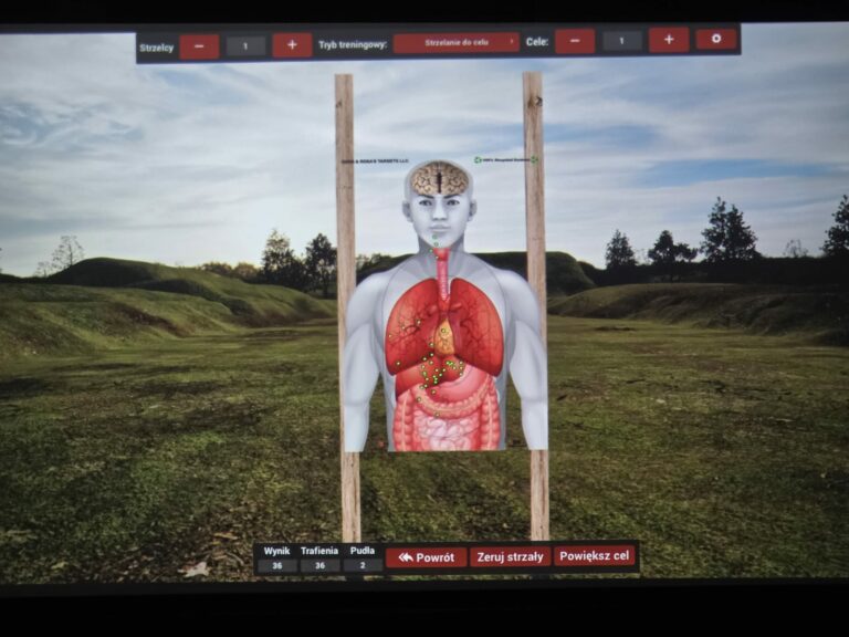 Tryb precyzyjny z celem anatomicznym na tle realistycznego środowiska